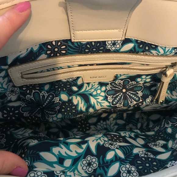 🔴4 for 25🔴 Nine West Laser Cut White Tote - Picture 5 of 8